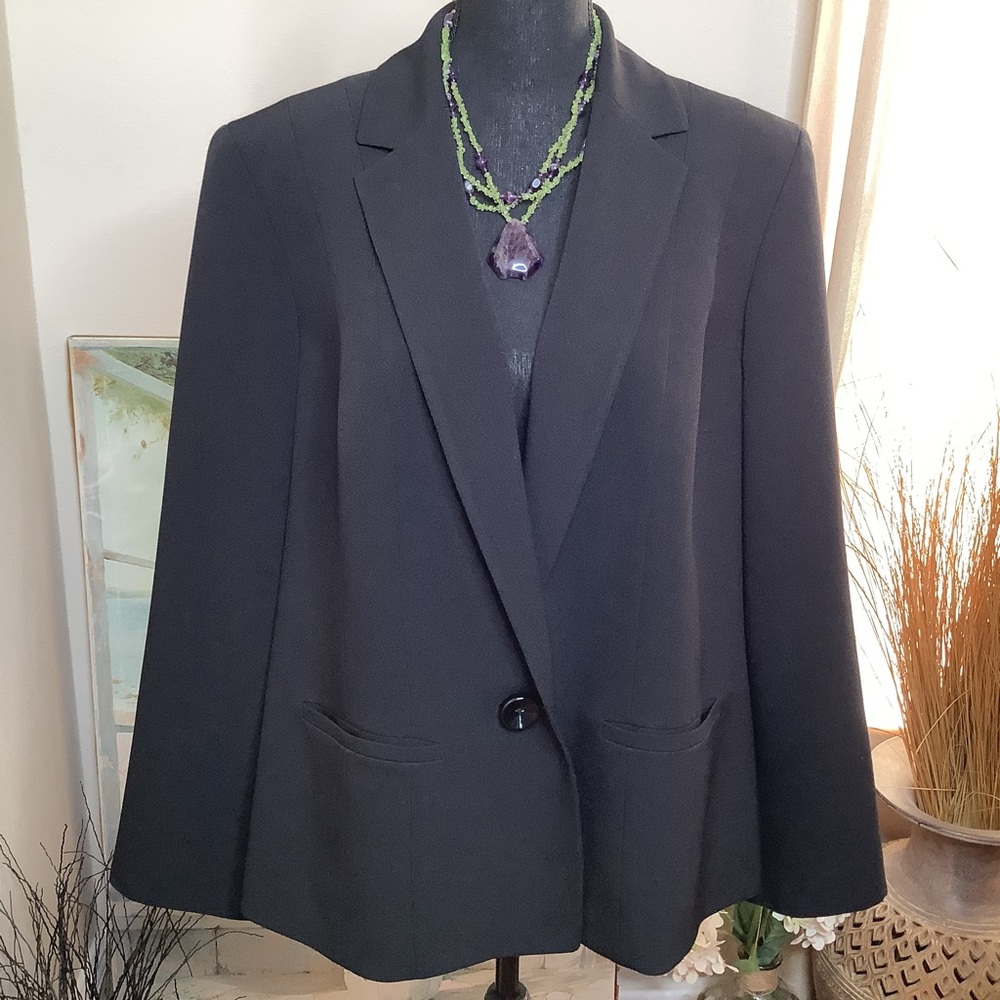 B-Kasper black blazer, single button, 2 pockets, small slit on back sleeves, 16W